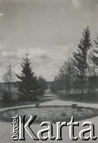 1930-1940, miejsce nieznane, Polska.
Ogród. W oddali droga, pola, drzewa.
Fot. NN, kolekcja rodziny Walińskich, zbiory Fundacji Ośrodka KARTA