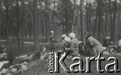 1930-1940, miejsce nieznane, Polska.
Harcerki w lesie.
Fot. NN, kolekcja rodziny Walińskich, zbiory Fundacji Ośrodka KARTA
