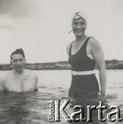 1930-1940, miejsce nieznane, Polska.
Kobieta i męzczyzna w jeziorze.
Fot. NN, kolekcja rodziny Walińskich, zbiory Fundacji Ośrodka KARTA