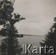 1930-1940, miejsce nieznane, Polska.
Widok na jezioro.
Fot. NN, kolekcja rodziny Walińskich, zbiory Fundacji Ośrodka KARTA