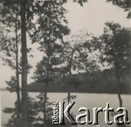 1930-1940, miejsce nieznane, Polska.
Widok na jezioro.
Fot. NN, kolekcja rodziny Walińskich, zbiory Fundacji Ośrodka KARTA