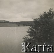 1930-1940, miejsce nieznane, Polska.
Widok na jezioro.
Fot. NN, kolekcja rodziny Walińskich, zbiory Fundacji Ośrodka KARTA