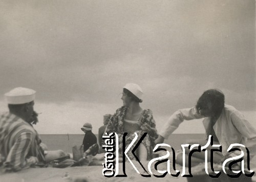 1930-1940, miejsce nieznane, Polska.
Czas wolny na plaży.
Fot. NN, kolekcja rodziny Walińskich, zbiory Fundacji Ośrodka KARTA