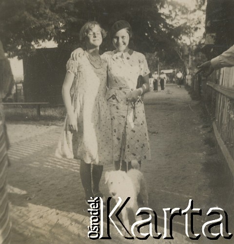 1930-1940, miejsce nieznane, Polska.
Spacer z psem.
Fot. NN, kolekcja rodziny Walińskich, zbiory Fundacji Ośrodka KARTA
