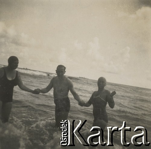 1930-1940, miejsce nieznane, Polska.
Dwie kobiety i mężczyzna w morzu.
Fot. NN, kolekcja rodziny Walińskich, zbiory Fundacji Ośrodka KARTA