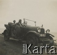 1930-1940, miejsce nieznane, Polska.
Samochód. W środku siedzą trzy osoby.
Fot. NN, kolekcja rodziny Walińskich, zbiory Fundacji Ośrodka KARTA