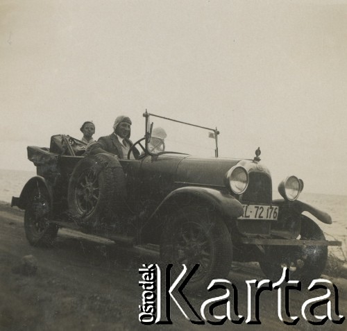 1930-1940, miejsce nieznane, Polska.
Samochód. W środku siedzą trzy osoby.
Fot. NN, kolekcja rodziny Walińskich, zbiory Fundacji Ośrodka KARTA