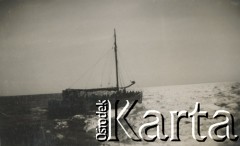 1930-1940, miejsce nieznane.
Statek na morzu.
Fot. NN, kolekcja rodziny Walińskich, zbiory Fundacji Ośrodka KARTA