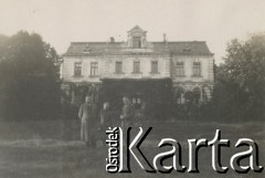1930-1940, miejsce nieznane, Polska.
Portret trzech osób przed pałacem.
Fot. NN, kolekcja rodziny Walińskich, zbiory Fundacji Ośrodka KARTA