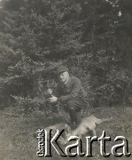 1930-1940, miejsce nieznane, Polska.
Polowanie. Mężczyzna obok martwych zwierząt.
Fot. NN, kolekcja rodziny Walińskich, zbiory Fundacji Ośrodka KARTA
