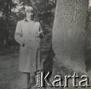 1930-1940, miejsce nieznane, Polska.
Mężczyzna. Stoi obok drzewa. Pali papierosa.
Fot. NN, kolekcja rodziny Walińskich, zbiory Fundacji Ośrodka KARTA