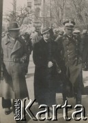 1930-1940, miejsce nieznane, Polska.
Kobieta i dwóch męzczyzn podczas spaceru.
Fot. NN, kolekcja rodziny Walińskich, zbiory Fundacji Ośrodka KARTA