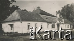 1930-1940, miejsce nieznane, Polska.
Dwór.
Fot. NN, kolekcja rodziny Walińskich, zbiory Fundacji Ośrodka KARTA