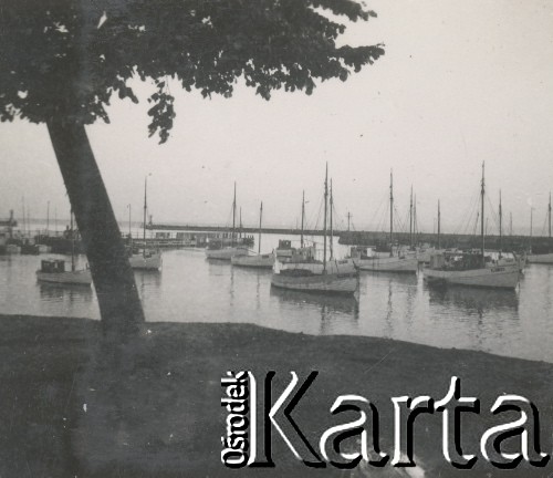 1930-1940, Hel, Polska.
Łódki na morzu.
Fot. NN, kolekcja rodziny Walińskich, zbiory Fundacji Ośrodka KARTA