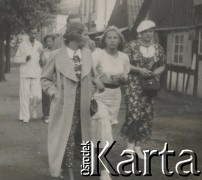 1930-1940, Hel, Polska.
Spacer ulicą miasta.
Fot. NN, kolekcja rodziny Walińskich, zbiory Fundacji Ośrodka KARTA