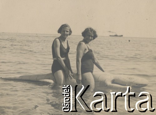 1930-1940, Hel, Polska.
Kobiety w morzu.
Fot. NN, kolekcja rodziny Walińskich, zbiory Fundacji Ośrodka KARTA