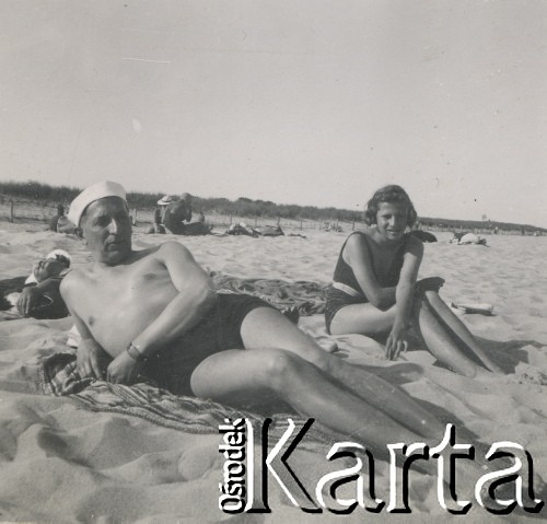 1930-1940, Hel, Polska.
Opalanie na plaży.
Fot. NN, kolekcja rodziny Walińskich, zbiory Fundacji Ośrodka KARTA
