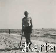 1930-1940, Hel, Polska.
Mężczyzna na plaży.
Fot. NN, kolekcja rodziny Walińskich, zbiory Fundacji Ośrodka KARTA