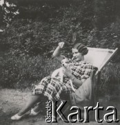 1930-1940, miejsce nieznane, Polska.
Kobieta. Siedzi na leżaku z psem.
Fot. NN, kolekcja rodziny Walińskich, zbiory Fundacji Ośrodka KARTA