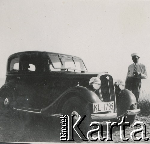 1930-1940, miejsce nieznane, Polska.
Mężczyzna stoi obok samochodu.
Fot. NN, kolekcja rodziny Walińskich, zbiory Fundacji Ośrodka KARTA