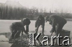 1930-1940, miejsce nieznane, Polska.
Łowienie ryb.
Fot. NN, kolekcja rodziny Walińskich, zbiory Fundacji Ośrodka KARTA