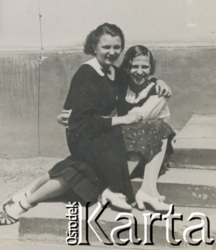 1930-1940, miejsce nieznane, Polska.
Dziewczęta. Siedzą na schodach.
Fot. NN, kolekcja rodziny Walińskich, zbiory Fundacji Ośrodka KARTA
