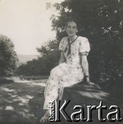 1930-1940, miejsce nieznane, Polska.
Portret kobiety na tle krzewów.
Fot. NN, kolekcja rodziny Walińskich, zbiory Fundacji Ośrodka KARTA
