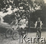 1930-1940, miejsce nieznane, Polska.
Młodzież na rowerach.
Fot. NN, kolekcja rodziny Walińskich, zbiory Fundacji Ośrodka KARTA
