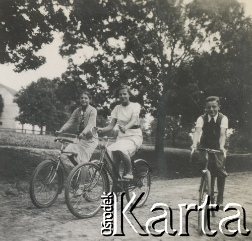 1930-1940, miejsce nieznane, Polska.
Młodzież na rowerach.
Fot. NN, kolekcja rodziny Walińskich, zbiory Fundacji Ośrodka KARTA