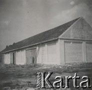 1930-1940, miejsce nieznane, Polska.
Praca nad dachem stodoły.
Fot. NN, kolekcja rodziny Walińskich, zbiory Fundacji Ośrodka KARTA