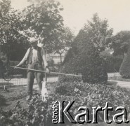 1930-1940, miejsce nieznane, Polska.
Mężczyzna w ogrodzie podczas pracy. Towarzyszy mu pies.
Fot. NN, kolekcja rodziny Walińskich, zbiory Fundacji Ośrodka KARTA