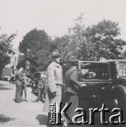 1930-1940, miejsce nieznane, Polska.
Kobieta i mężczyzna wchodzą do samochodu.
Fot. NN, kolekcja rodziny Walińskich, zbiory Fundacji Ośrodka KARTA