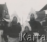 1930-1940, miejsce nieznane, Holandia.
Dzieci na ulicy.
Fot. NN, kolekcja rodziny Walińskich, zbiory Fundacji Ośrodka KARTA