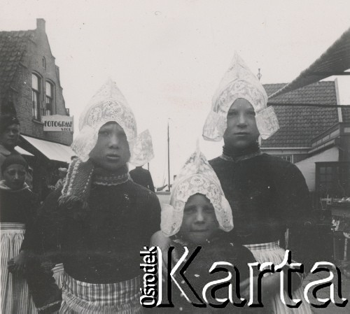 1930-1940, miejsce nieznane, Holandia.
Dzieci na ulicy.
Fot. NN, kolekcja rodziny Walińskich, zbiory Fundacji Ośrodka KARTA