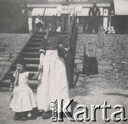 1930-1940, miejsce nieznane, Holandia.
Kobieta z dzieckiem.
Fot. NN, kolekcja rodziny Walińskich, zbiory Fundacji Ośrodka KARTA