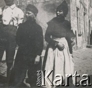 1930-1940, miejsce nieznane, Holandia.
Dzieci na ulicy.
Fot. NN, kolekcja rodziny Walińskich, zbiory Fundacji Ośrodka KARTA