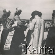 1930-1940, miejsce nieznane, Holandia.
Sprzedaż fotografii na ulicy.
Fot. NN, kolekcja rodziny Walińskich, zbiory Fundacji Ośrodka KARTA