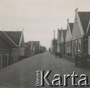 1930-1940, miejsce nieznane, Holandia.
Ulica holenderskiego miasta.
Fot. NN, kolekcja rodziny Walińskich, zbiory Fundacji Ośrodka KARTA