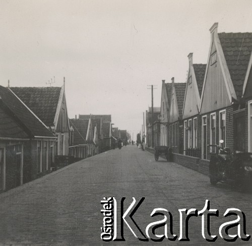 1930-1940, miejsce nieznane, Holandia.
Ulica holenderskiego miasta.
Fot. NN, kolekcja rodziny Walińskich, zbiory Fundacji Ośrodka KARTA