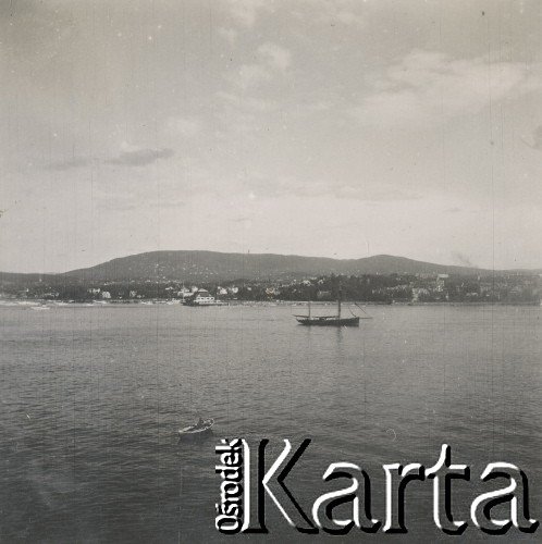 1930-1940, miejsce nieznane.
Krajobraz. Łodzie na morzu. W oddali miasto.
Fot. NN, kolekcja rodziny Walińskich, zbiory Fundacji Ośrodka KARTA
