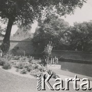 1930-1940, miejsce nieznane, Polska.
Łowienie ryb w rzece.
Fot. NN, kolekcja rodziny Walińskich, zbiory Fundacji Ośrodka KARTA