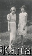 1930-1950, miejsce nieznane, Polska.
Dziewczęta w ogrodzie.
Fot. , kolekcja rodziny Walińskich, zbiory Fundacji Ośrodka KARTA