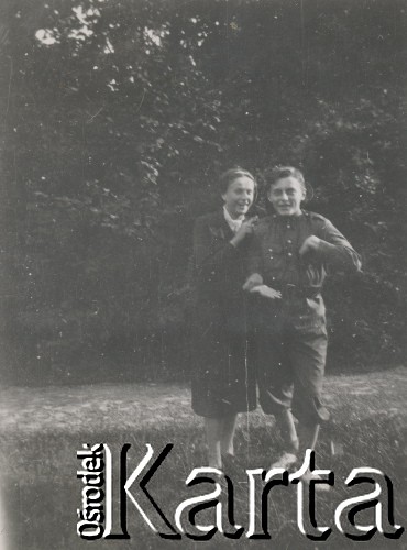1930-1950, miejsce nieznane, Polska.
Dziewczyna i chłopak na tle drzew.
Fot. NN, kolekcja rodziny Walińskich, zbiory Fundacji Ośrodka KARTA