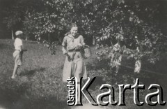 1930-1950, miejsce nieznane, Polska.
Kobieta i chłopiec w sadzie.
Fot. NN, kolekcja rodziny Walińskich, zbiory Fundacji Ośrodka KARTA