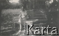 1930-1950, miejsce nieznane, Polska.
Kobieta. Siedzi na ławce przy drzewie.
Fot. NN, kolekcja rodziny Walińskich, zbiory Fundacji Ośrodka KARTA