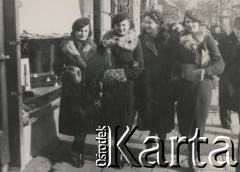1930-1950, miejsce nieznane, Polska.
Dziewczęta na spacerze.
Fot. NN, kolekcja rodziny Walińskich, zbiory Fundacji Ośrodka KARTA