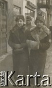 1930-1950, miejsce nieznane, Polska.
Kobiety na spacerze.
Fot. NN, kolekcja rodziny Walińskich, zbiory Fundacji Ośrodka KARTA