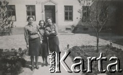 1930-1950, miejsce nieznane, Polska.
Dziewczęta. Stoją przed budynkiem.
Fot. NN, kolekcja rodziny Walińskich, zbiory Fundacji Ośrodka KARTA
