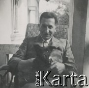 1930-1950, miejsce nieznane, Polska.
Mężczyzna z psem.
Fot. NN, kolekcja rodziny Walińskich, zbiory Fundacji Ośrodka KARTA