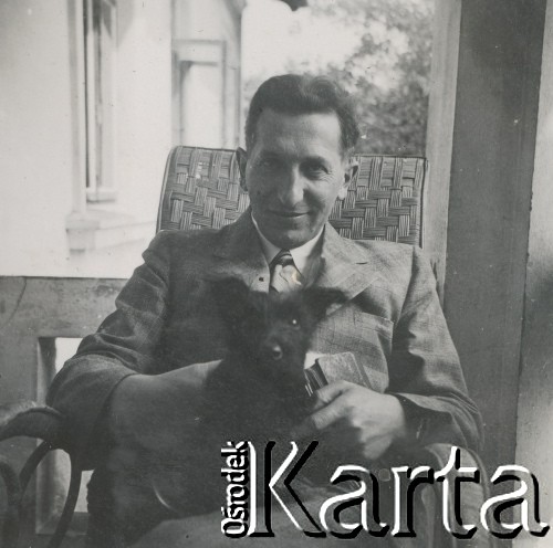 1930-1950, miejsce nieznane, Polska.
Mężczyzna z psem.
Fot. NN, kolekcja rodziny Walińskich, zbiory Fundacji Ośrodka KARTA